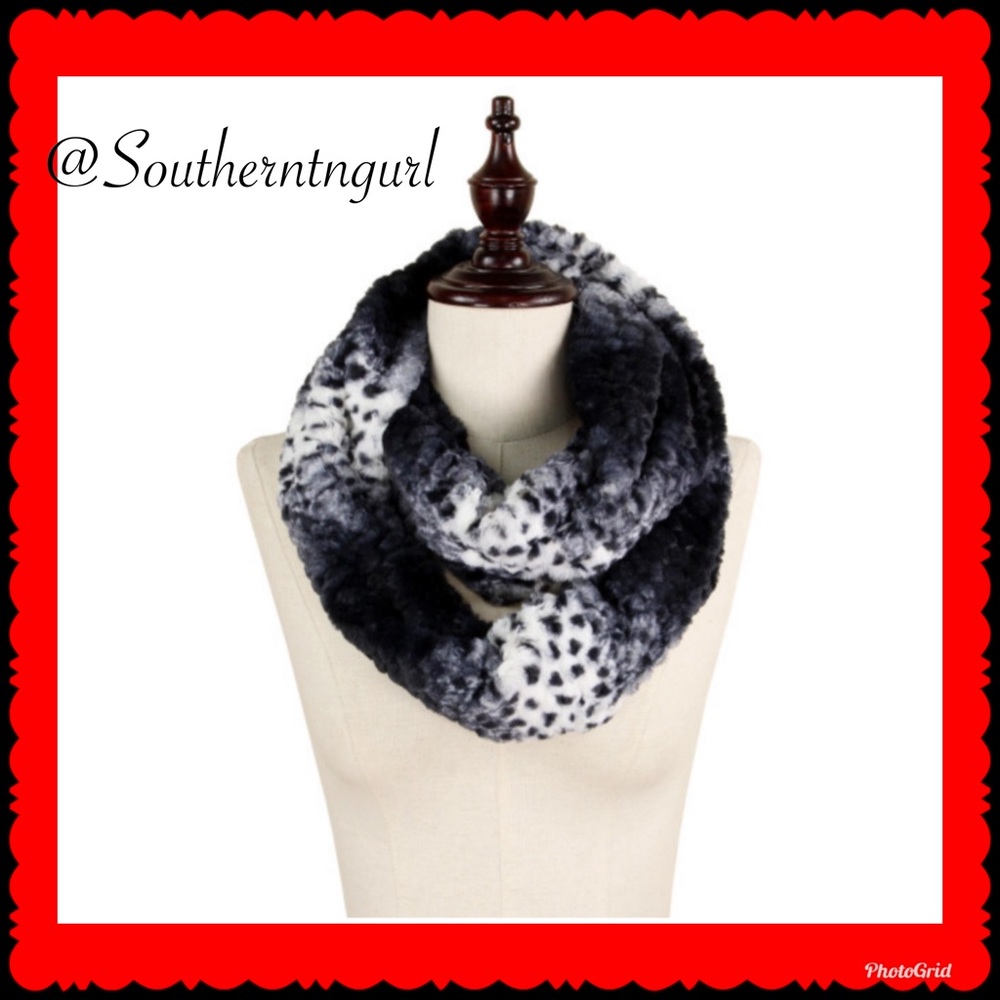 ⭐️Faux Fur Leopard Infinity Scarf⭐️